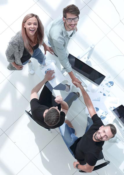 Blick von oben auf ein Büro mit entspannten Mitarbeitern – spürbare Ergebnisse durch Feng Shui Raumgestaltung