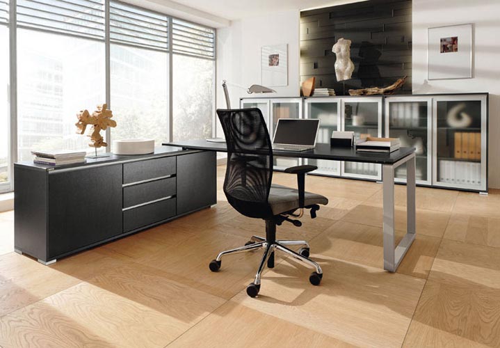 Stilvoll eingerichtetes Büro mit harmonischer Atmosphäre – erste Erfahrungen mit Feng Shui im Business-Kontext