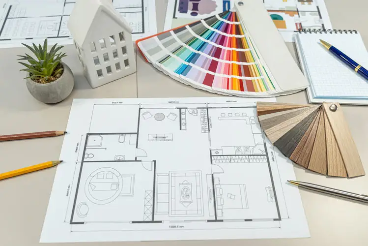 Grundriss mit Feng Shui Farbtafeln – erste Begegnung mit energetischer Raumgestaltung in der Büroplanung