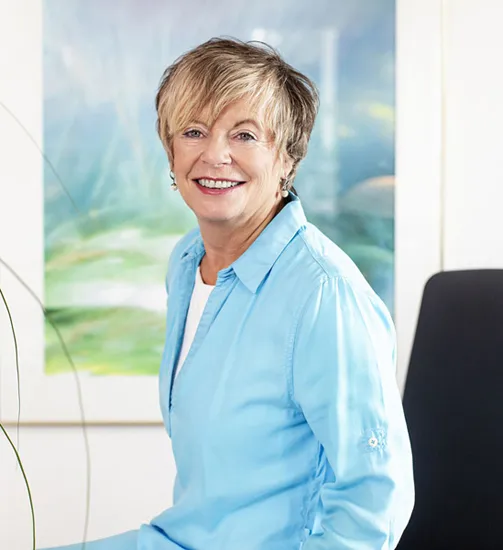 Jacqueline Franke vor einem harmonischen Business-Feng-Shui-Hintergrund – Expertin für Geomantie und Kraftplätze im Unternehmen