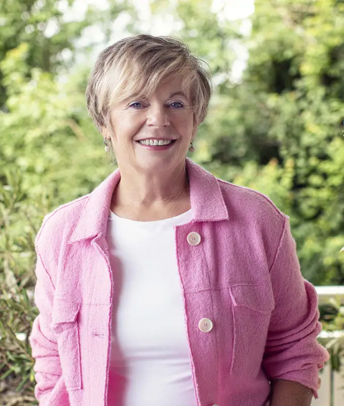 Jacqueline Franke in der Natur am Bodensee – Expertin für Feng Shui und energetische Raumgestaltung