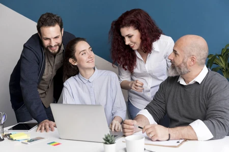 Motivierte Mitarbeitergruppe in einem harmonisch gestalteten Büro – Feng Shui als Schlüssel zur erfolgreichen Zusammenarbeit