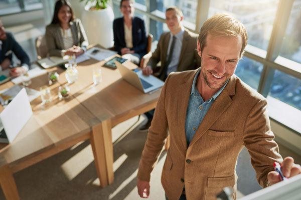 Wie Feng Shui und Geomantie Arbeitsräume stärken, Energiefluss und Ergonomie verbessern und Teams verbundener machen.